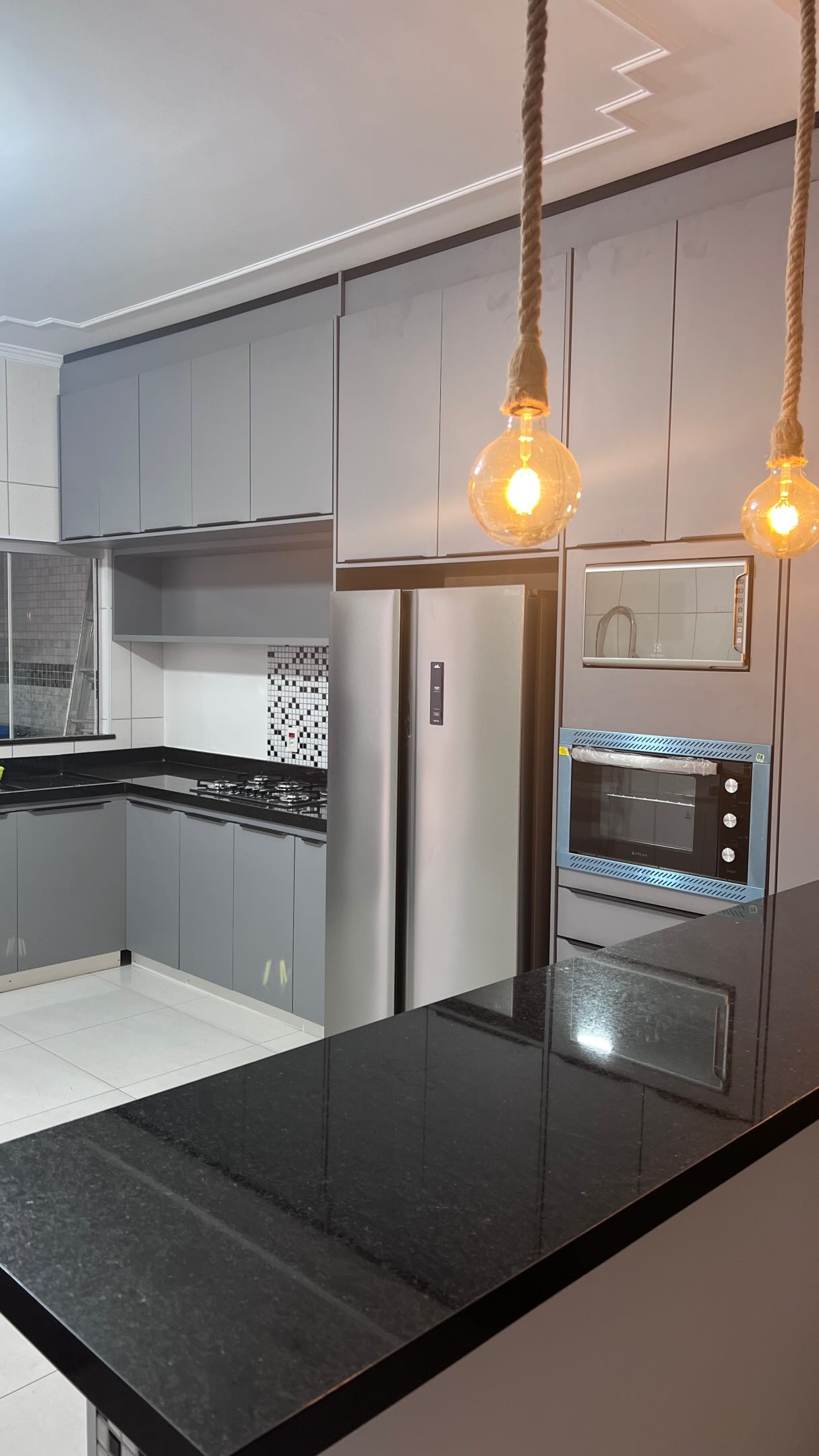 Cozinha planejada completa em MDF Ultra Cinza Sagrado com torre quente